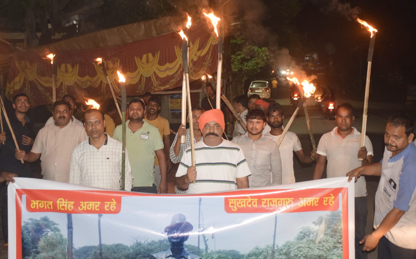 बोकारो विकास फोरम ने बीएसएल प्रबंधन के खिलाफ निकाला विरोध मसाल जुलूस 