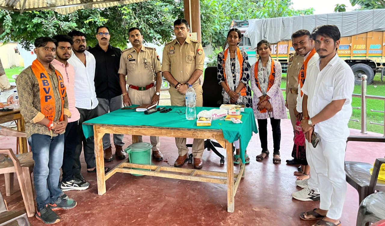 अखिल भारतीय विद्यार्थी परिषद के कार्यकर्ताओं ने पुलिस विभाग के लोगों कलाइयों में बांधी राखी
