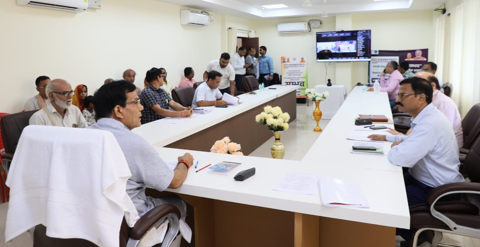 ‘सम्भव’ के तहत जिला एवं तहसील स्तर पर मऊ में हुई दूसरी जनसुनवाई में कुल 258 शिकायतों की ए.के.शर्मा ने की समीक्षा