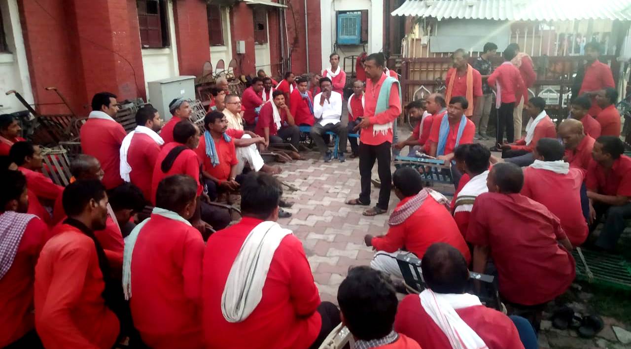 कुली यूनियन की चारबाग में हुई बैठक, कुलियों को रेलवे में दें सरकारी नौकरी