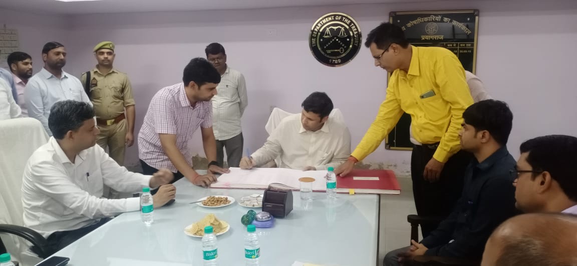नवागत जिलाधिकारी रविन्द्र कुमार माँदड़ ने संभाला कार्यभार
