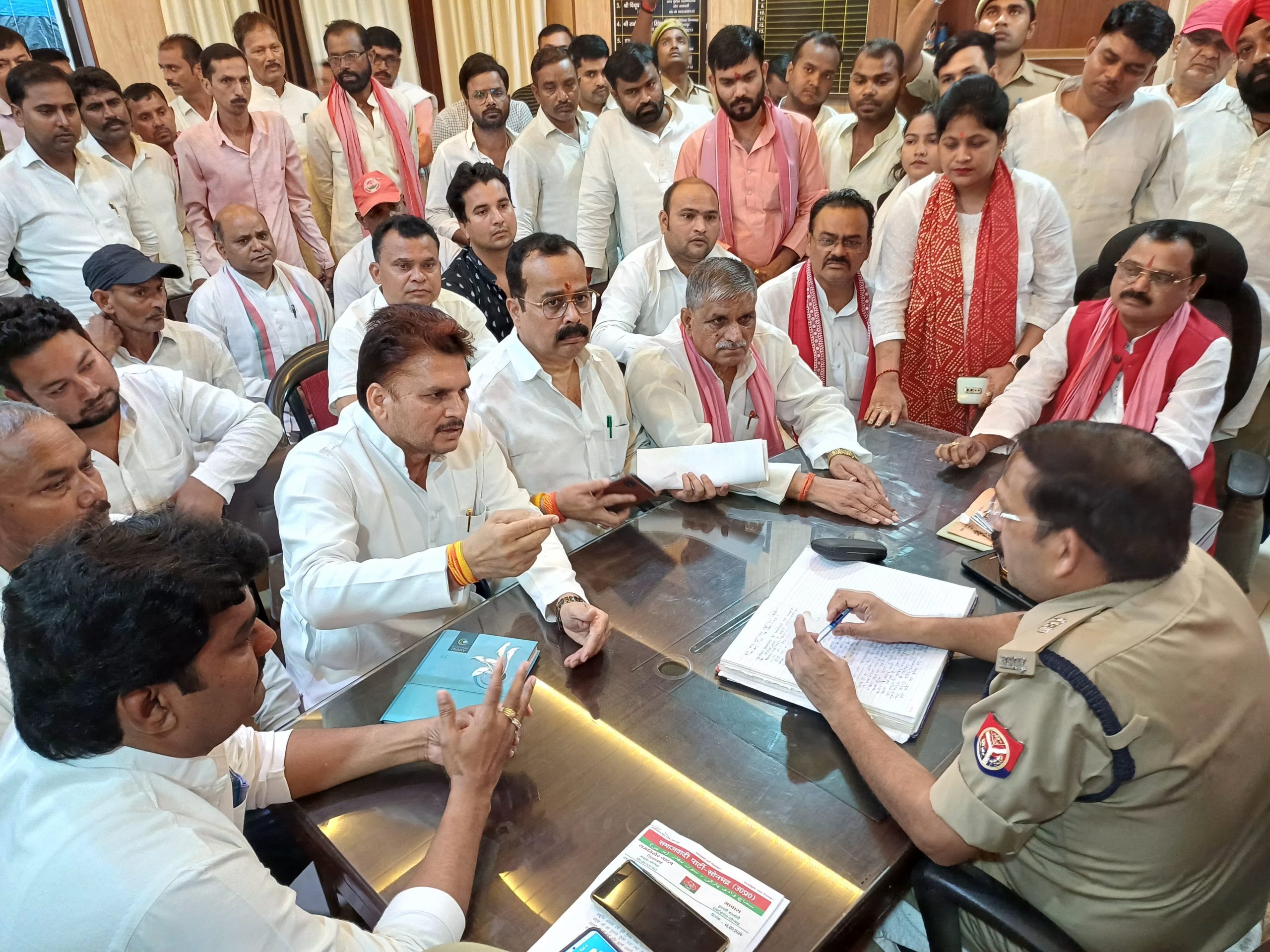 समाजवादी का एक प्रतिनिधिमंडल एडिशनल एसपी सोनभद्र को फिर मुकदमा दर्ज करने के लिए प्रार्थना पत्र दिया