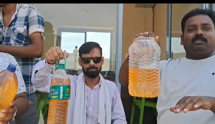 ओबरा-पेट्रोल पंप से तेल की जगह पानी.! ग्राहकों ने किया हंगामा.! बुलाकर दिखवाया।