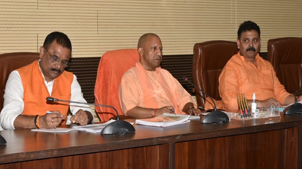 मुख्यमंत्री ने जनपद वाराणसी में विकास कार्यों और कानून व्यवस्था की समीक्षा की