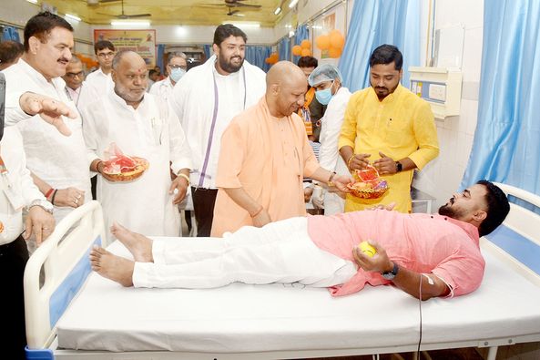 मुख्यमंत्री ने प्रधानमंत्री के 74वें जन्मदिवस पर रक्तदान शिविर का किया शुभारंभ, वितरित किये फल मुख्यमंत्री ने प्रधानमंत्री के 74वें जन्मदिवस पर रक्तदान शिविर का किया शुभारंभ, वितरित किये फल