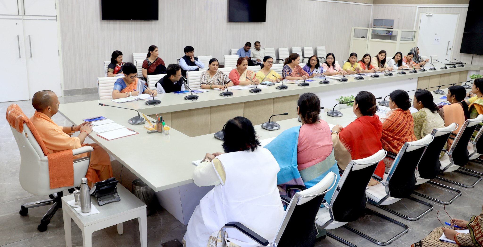 मुख्यमंत्री ने उ0प्र0 राज्य महिला आयोग की पदाधिकारियों के साथ बैठक