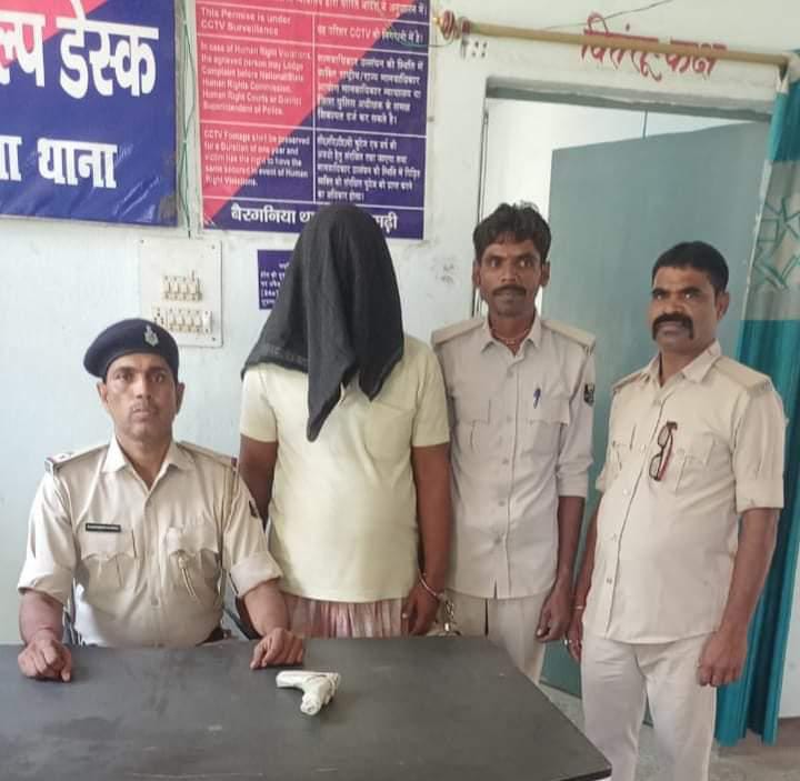 एक देसी कटा व दो जिंदा कारतूस के साथ एक गिरफ्तार