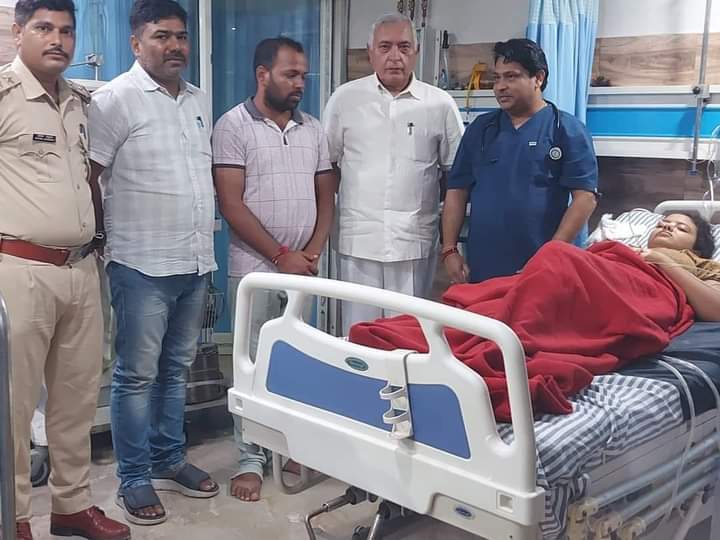 अपराधियों के गोली से जख्मी लड़की को सांसद ने अस्पताल पहुंचकर हाल-चाल जाना