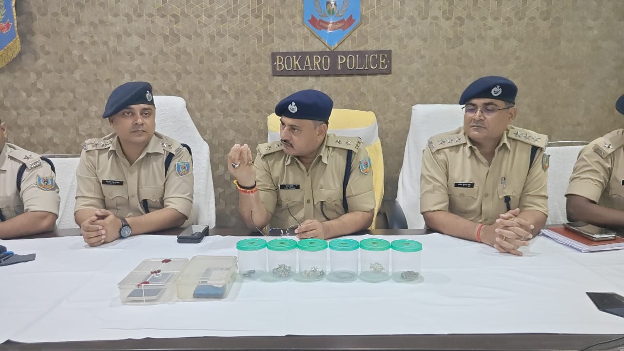 शहर में लगातार घरो में चोरी की घटना को अंजाम देने वाले तीन चोरो को पुलिस ने किया गिरफ्तार