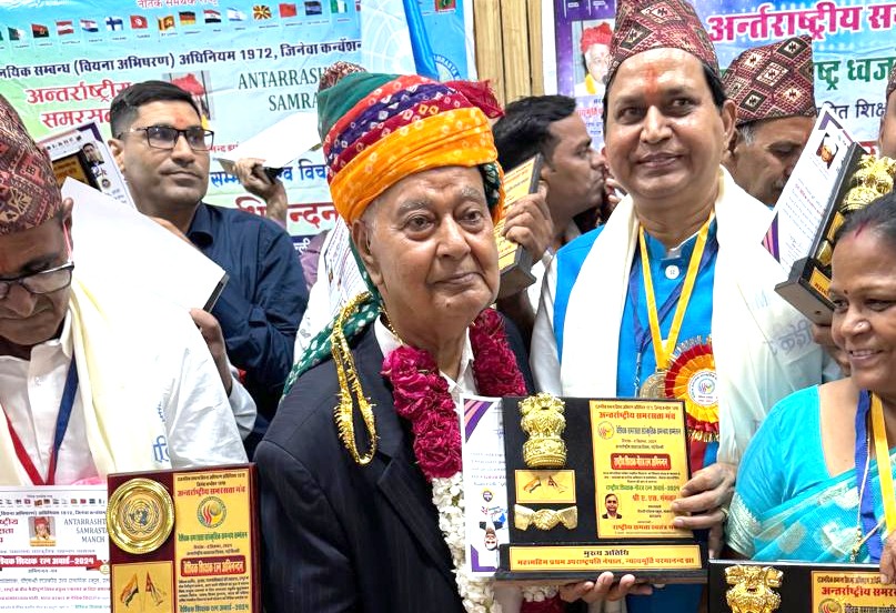 नेपाल के प्रथम उपराष्ट्रपति के हाथों राष्ट्रीय शिक्षक गौरव रत्न अवार्ड से नवाजे गए डीपीएस प्राचार्य डॉ. एएस गंगवार