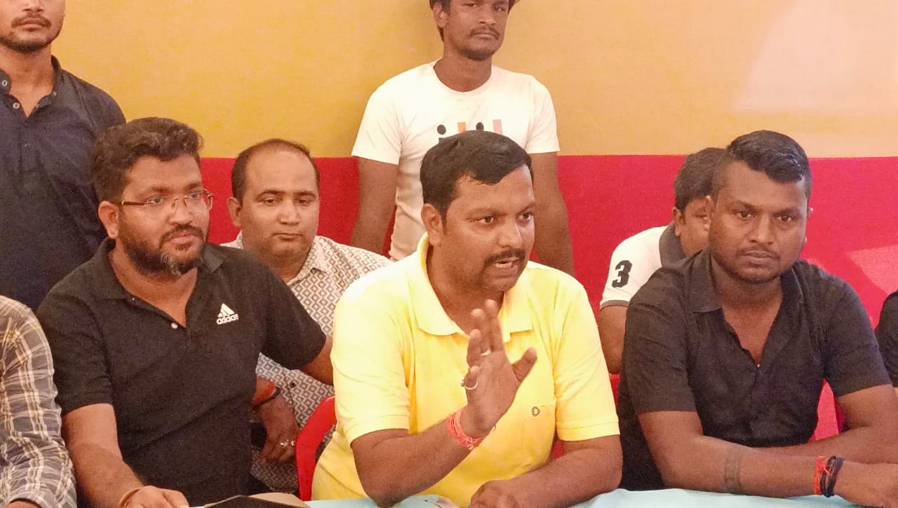 सेल के नगर सेवा भवन पदाधिकारी एक आंख में काजल एक आंख में सुरमा लगाना बंद करें,अन्यथा सड़क पर उतरकर विरोध करने को होगें बाध्य : हनुमान दल