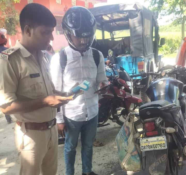 यातायात नियमों का पालन, पूर्ण शराबबंदी का अनुपालन हेतु संदिग्ध व्यक्तियों/वाहनों की चेकिंग की गई यातायात नियमों का पालन, पूर्ण शराबबंदी का अनुपालन हेतु संदिग्ध व्यक्तियों/वाहनों की चेकिंग की गई