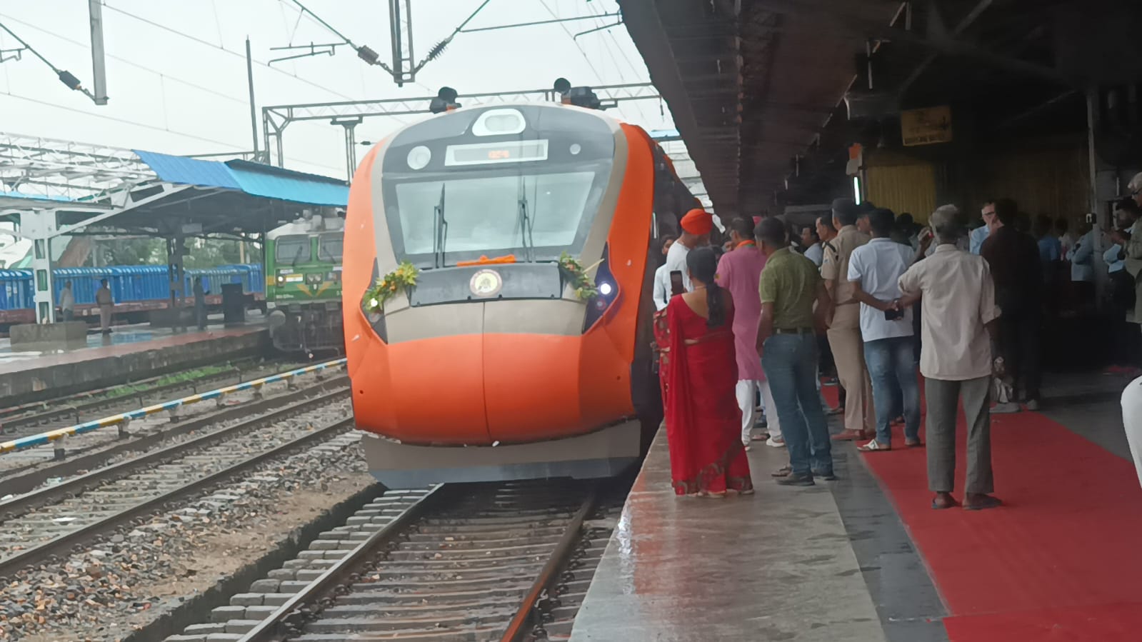 प्रधानमंत्री ने टाटानगर में टाटा-पटना वंदे भारत को हरी झंडी दिखाकर किया रवाना,बोकारो स्टेशन पर हुआ भव्य स्वागत