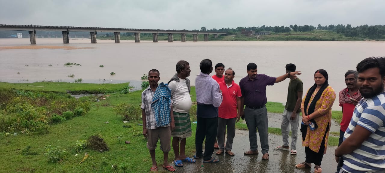 लगातार तीन दिनों से हो रही बारिश के कारण तेनुघाट डैम का खुला 08 रेडियल गेट