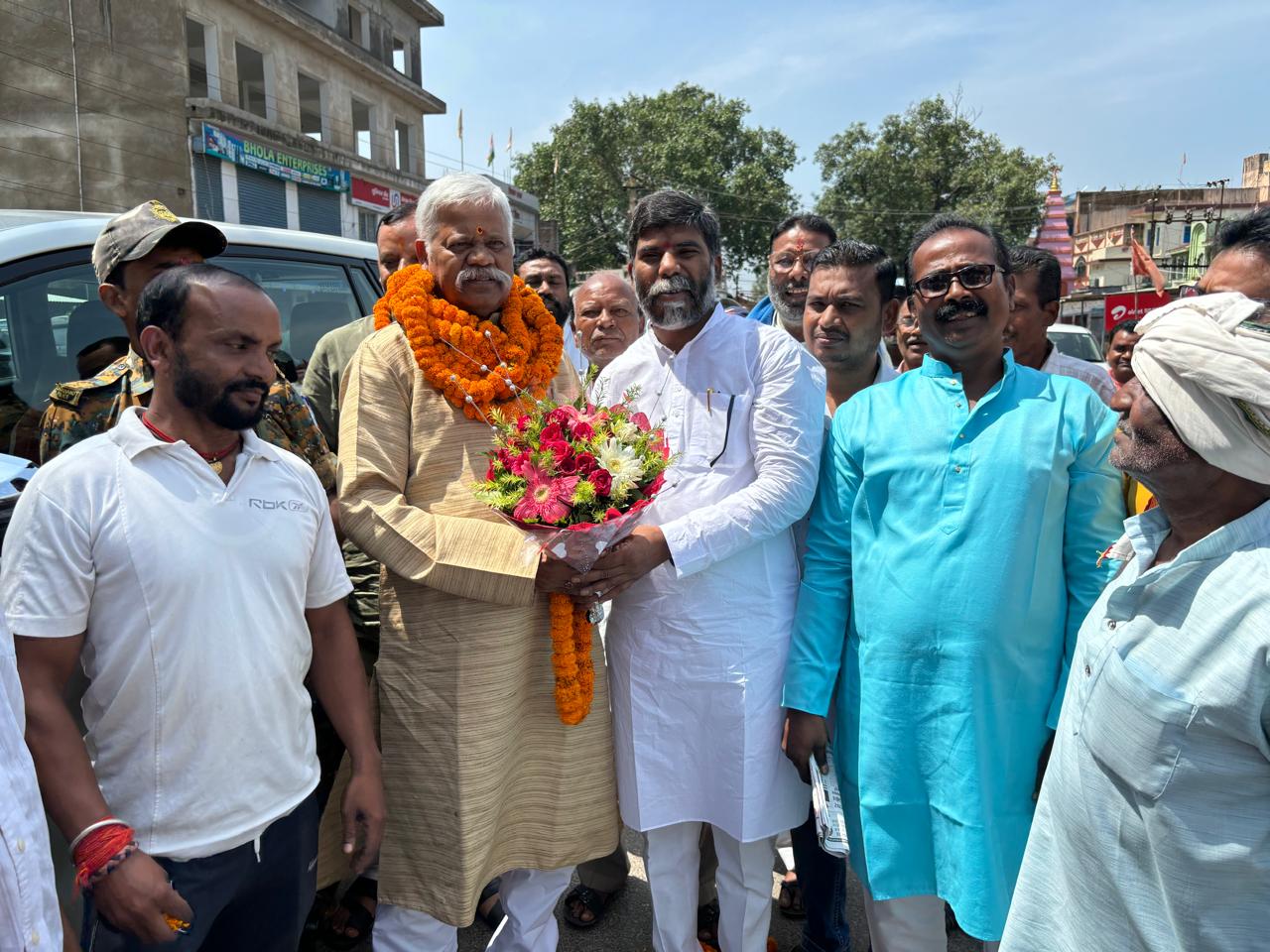 जदयू के राज्यसभा सांसद सह झारखंड प्रदेश अध्यक्ष खीरू महतो को बोकारो जिलाध्यक्ष ने बुके और पुष्पमाला पहनाकर किया स्वागत 