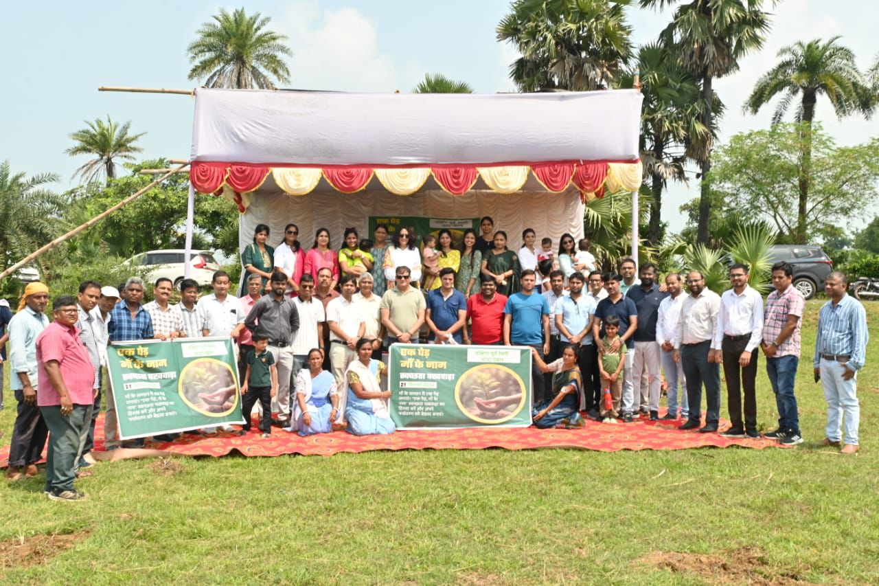 मंडल के विभिन्न रेलवे स्टेशनों में स्वच्छता पखवाड़ा “स्वच्छता ही सेवा अभियान-24” के तहत ,एक पेड़ माँ के नाम ,किया गया वृक्षारोपण 