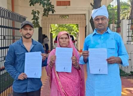 रोनोजीत के आश्रित को नौकरी देने की मांग को लेकर परिजनों के साथ डीएम से मिले :- पूर्व मंत्री अजीत कुमार