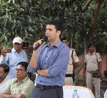 जनता दरबार कार्यक्रम में डीएम सीतामढ़ी रिची पांडेय ने आम लोगों की समस्याएं सुनी