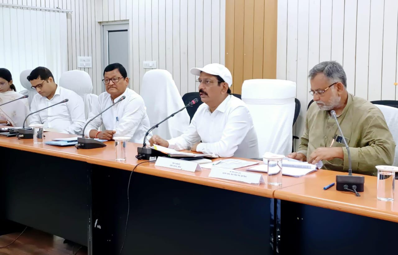 थरूहट विकास अंतर्गत योजनाओं को प्राथमिकता के आधार पर क्रियान्वित कराने का जिलाधिकारी ने दिया निर्देश।