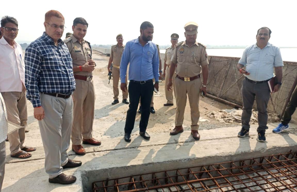 शिल्पी ग्राम के सामने सोन नदी पर निर्माणाधीन पुल का जिलाधिकारी ने किया औचक निरीक्षण