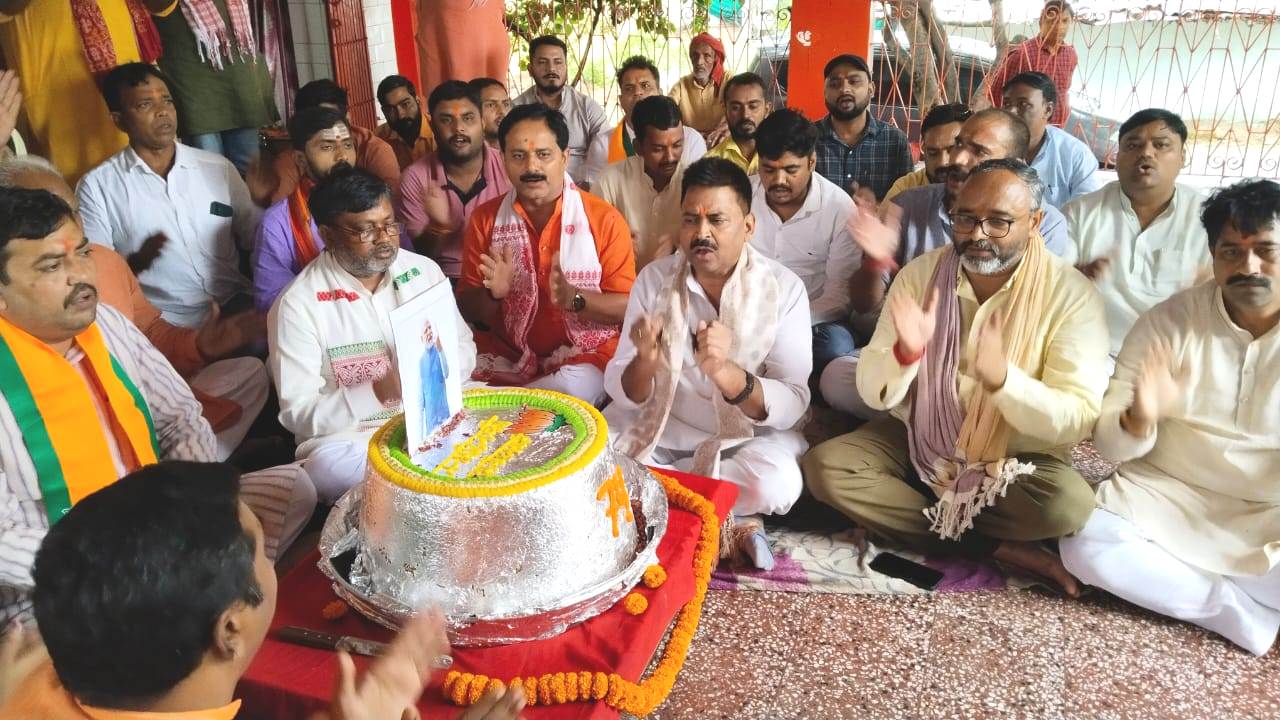 नरेंद्र मोदी के 74 वें जन्मदिवस पर 51 किलो का मिष्ठान वितरण