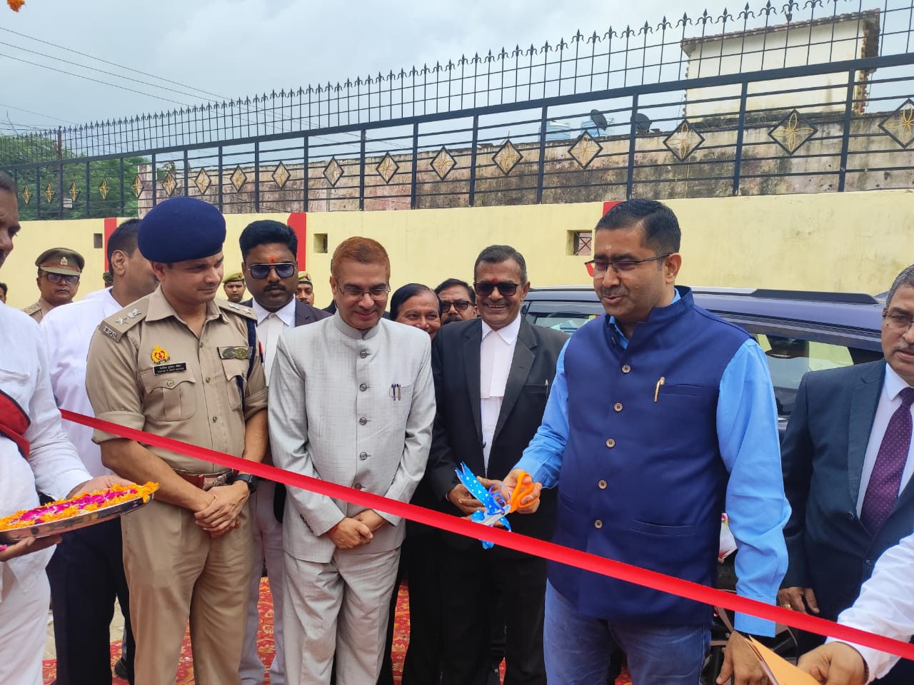 वाहय न्यायालय ओबरा परिसर में स्थित अधिकारी कर्मचारी आवास का न्यायमूर्ति ने फीता काटकर लोकार्पण किये