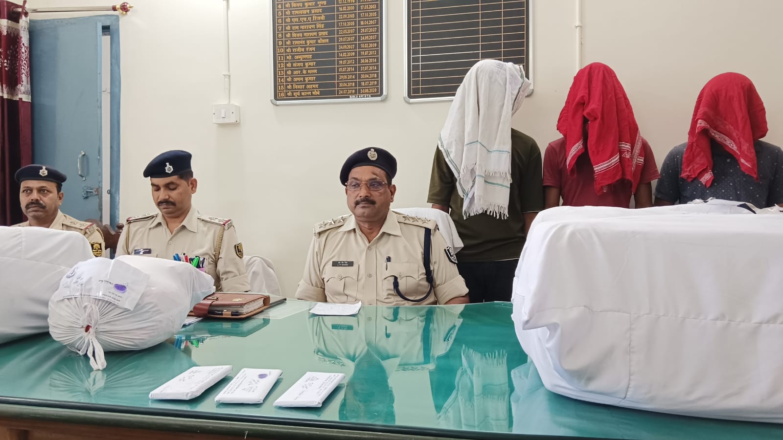 मानपुर पुलिस ने गुप्त सूचना के आधार पर 70 किलो गांजा एवं 1 किलो चरस के साथ तीन तस्करों को दबोचा