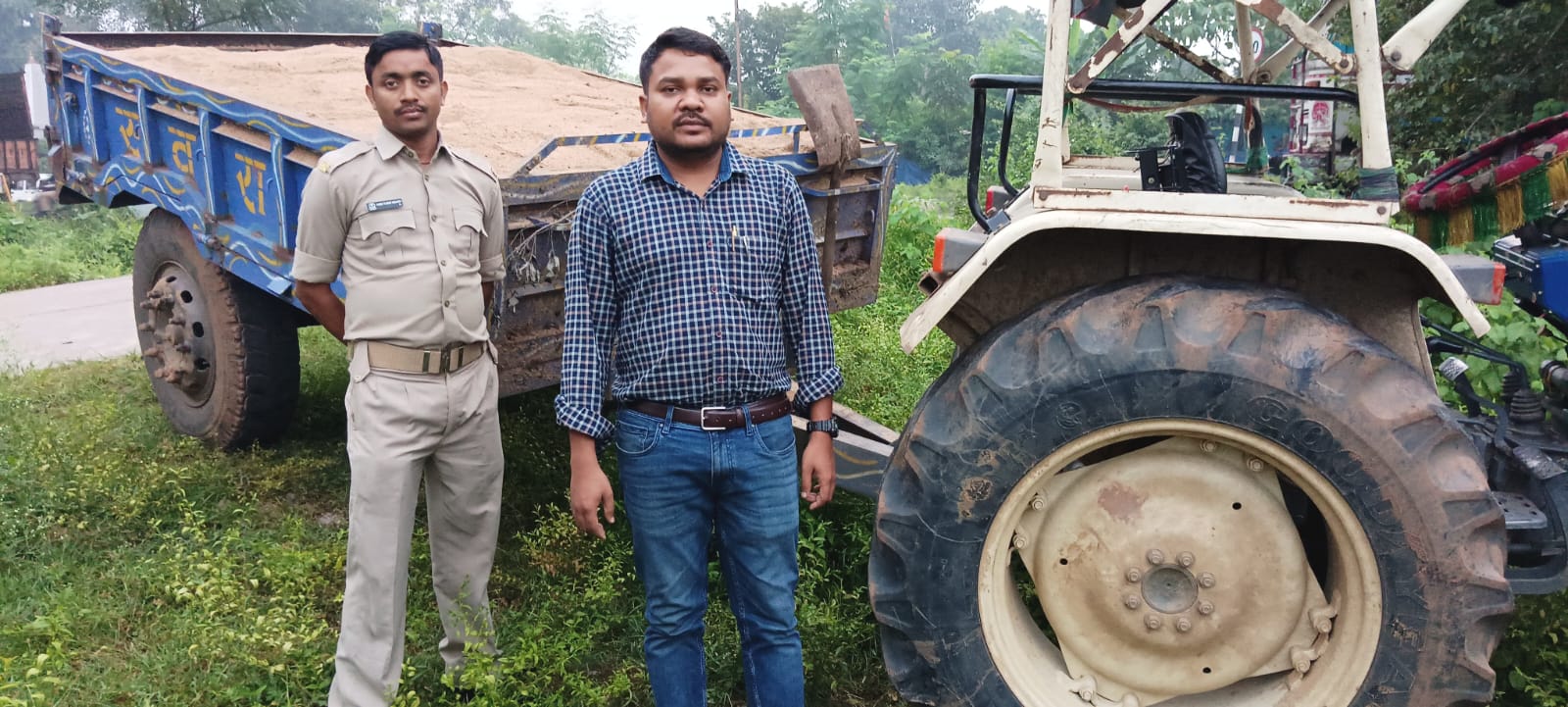 खनन विभाग ने सघन जांच अभियान चलाकर अवैध बालू के साथ  दो ट्रैक्टर को जब्त किया 