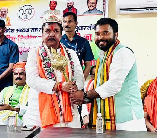 अंकुर गुप्ता ने बीजेपी प्रदेश अध्यक्ष को गद्दा से किया सम्मानित
