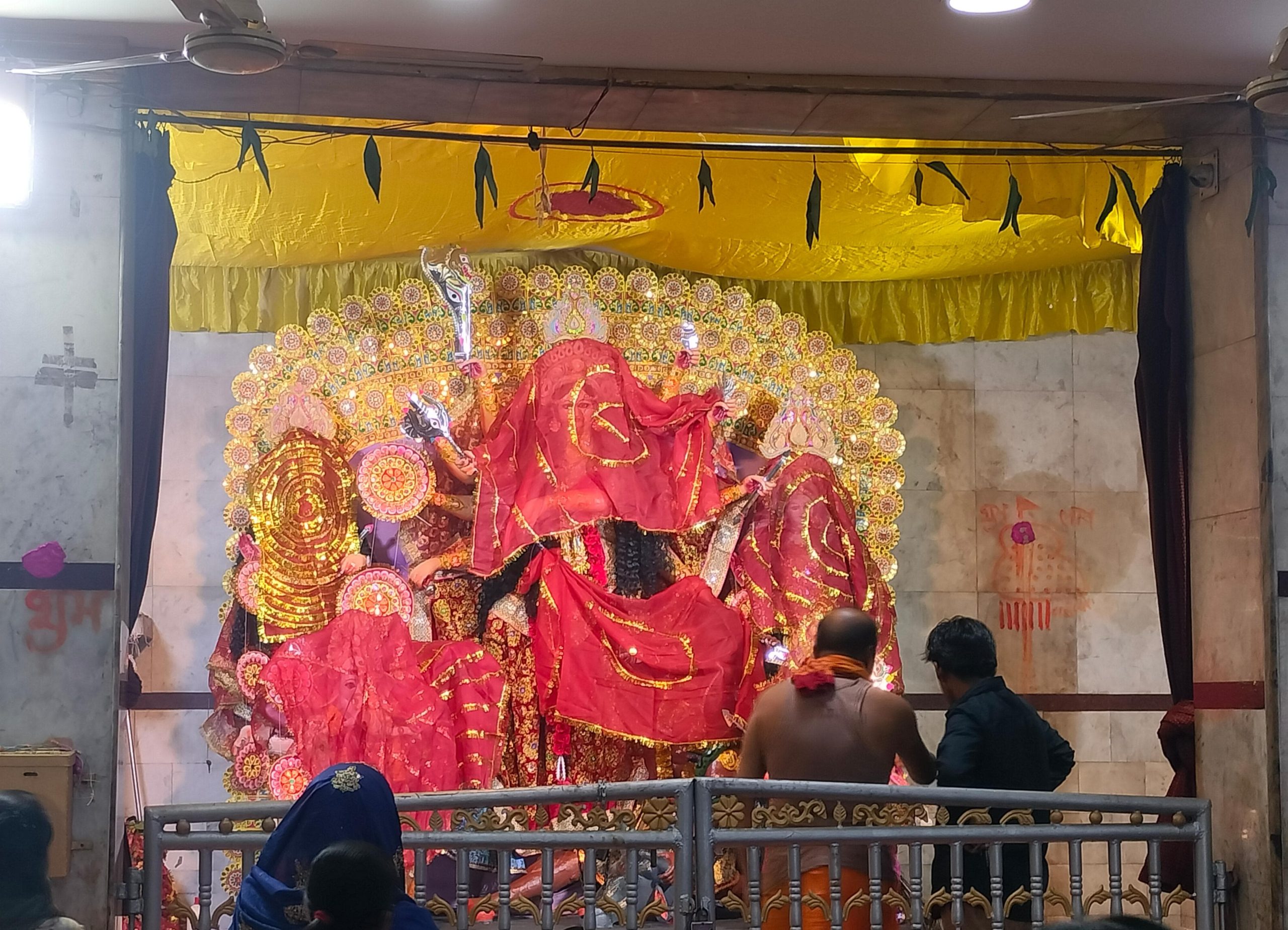 दो गांव के बीच 100 साल से अधिक जरीडीह बाजार की दुर्गा मंदिर में हजारों के संख्या में पूजा करने आते है लोग