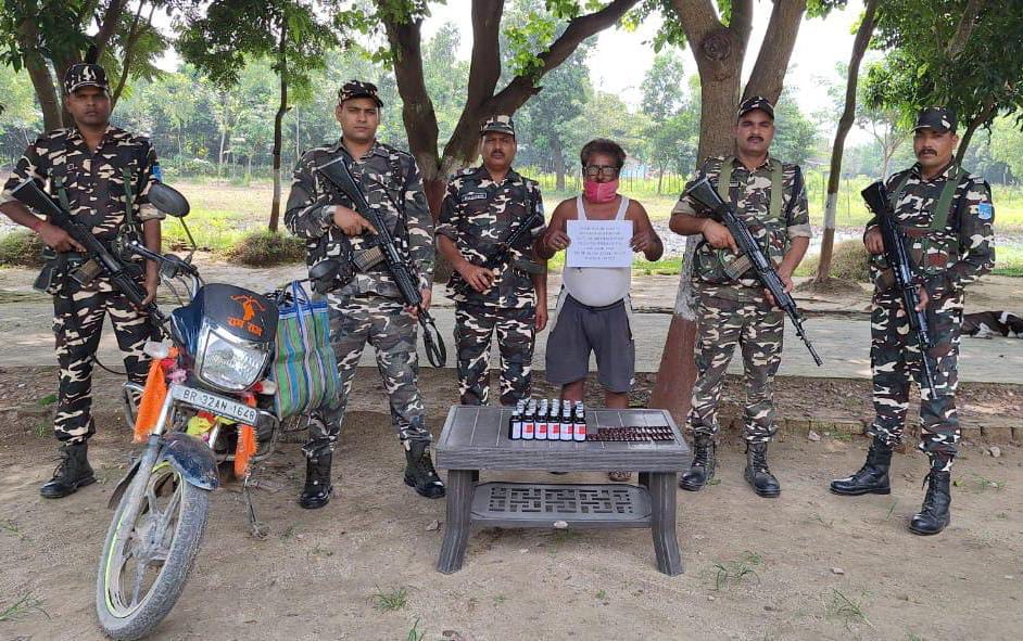 एसएसबी जवानों ने प्रतिबंधित दवाईयों, एवं लहसुन के सहित दो तस्करों को किया गिरफ्तार।