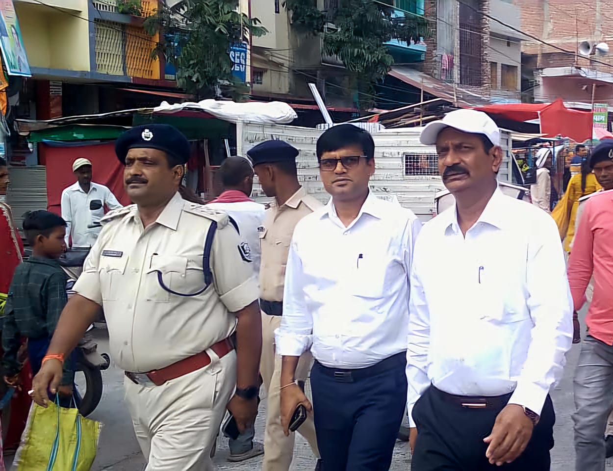 जिलाधिकारी ने नरकटियागंज अनुमंडल अंतर्गत विभिन्न पूजा पंडालों का किया निरीक्षण।