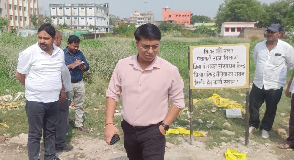 जिला पंचायत संसाधन केंद्र हेतु चयनित स्थल का उप विकास आयुक्त ने किया भौतिक निरीक्षण