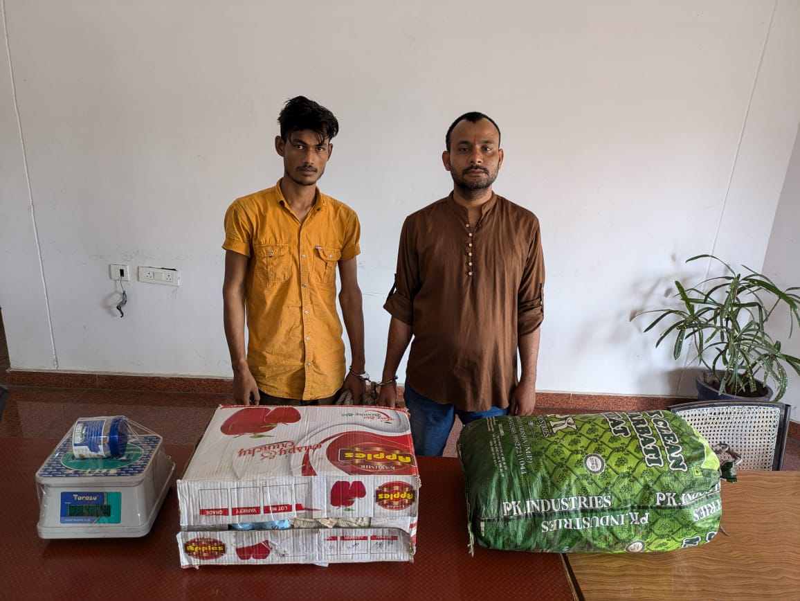 बालीडीह के गोविंद मार्केट के किराना दुकान में चोरी करने वाले दो चोरो को पुलिस ने सामान सहित गिरफ्तार किया
