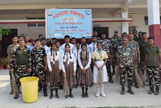 एसएसबी बगहा ने चलाया स्वच्छता अभियान एवं “एक पेड़ मां के नाम,विद्यालय परिसर में किया वृक्षारोपण