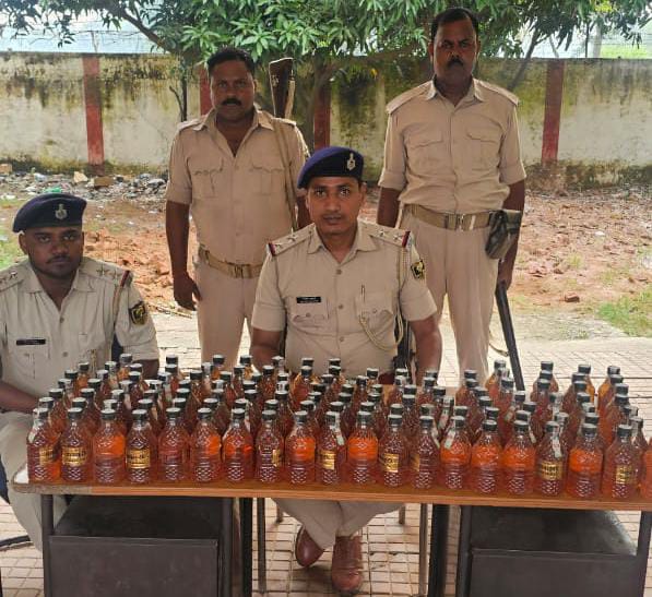 बेतिया पुलिस ने भारी मात्रा में विदेशी शराब के अलावे अर्ध निर्मित शराब बरामद किया