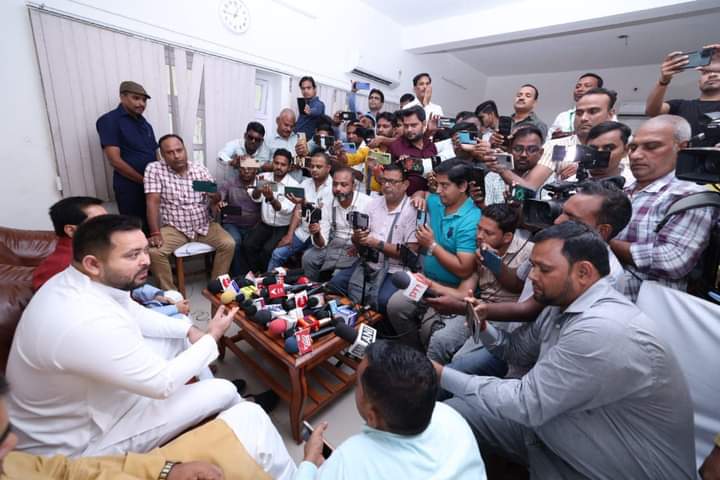 बिहार के हर चौक-चौराहे पर शराब की दुकाने खुलवाने वाले मुख्यमंत्री महात्मा बनने का ढोंग कर रहे, तेजस्वी यादव