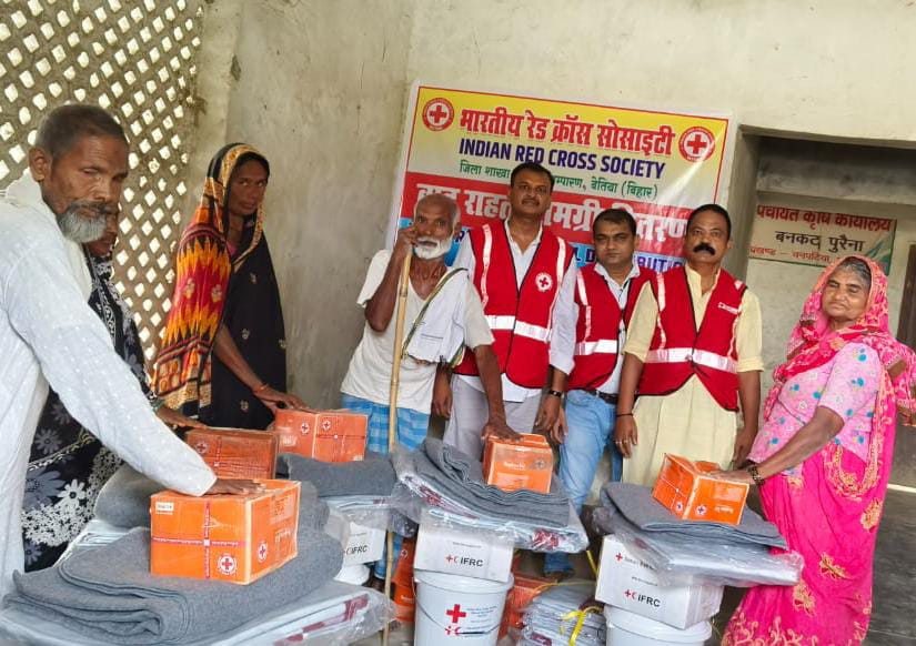 बेतिया रेड क्रॉस सोसायटी ने बाढ़ पीड़ितों के बीच राहत सामग्री का किया वितरण