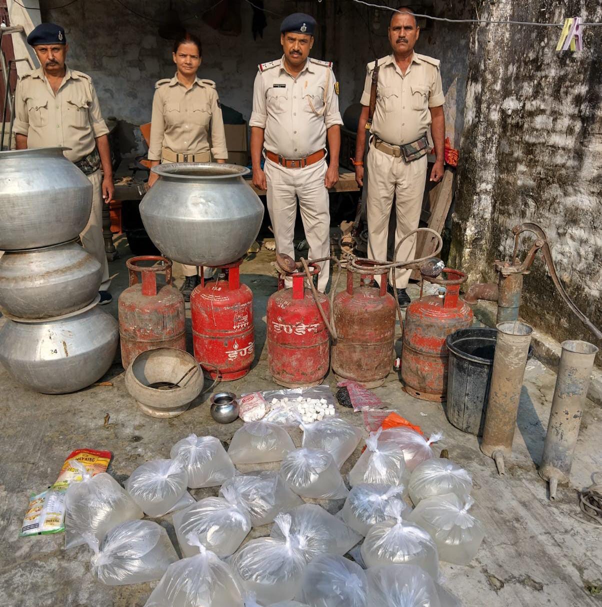 बेतिया पुलिस ने अवैध शराब के खिलाफ सघन छापामारी