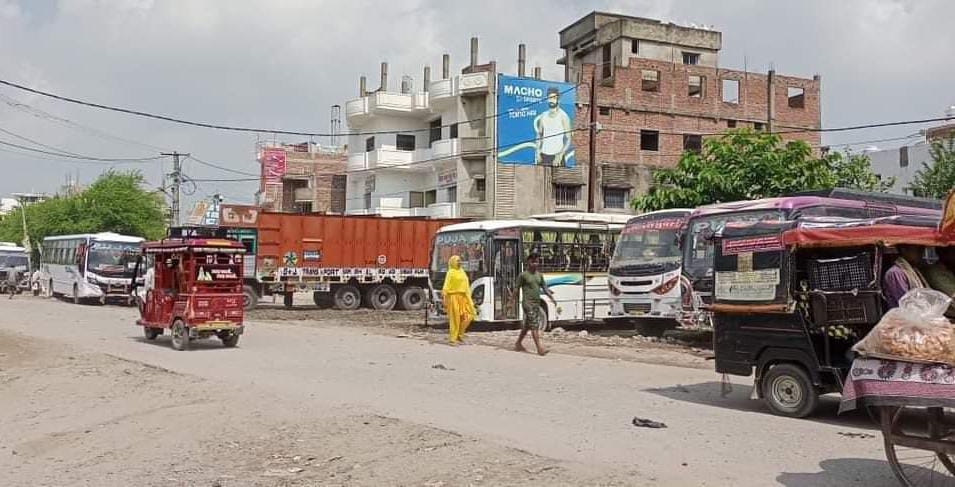 जयनगर में स्टैंड का अभाव,*रेलवे की जमीन पर खड़े होते वाहन