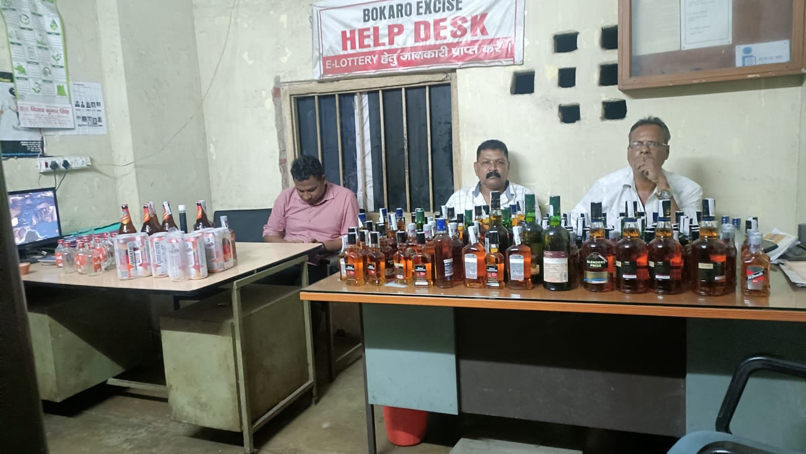 उत्पाद विभाग ने चास के लाइन होटलों पर की छापेमारी, दो गिरफ्तार,अवैध 72 लीटर शराब और बियर किया जब्त 