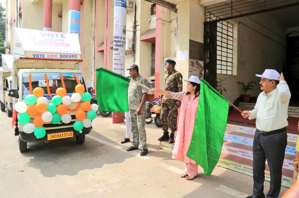 मतदान प्रतिशत बढ़ाने को लेकर उपायुक्त ने हरी झंडी दिखाकर मतदाता जागरूकता रथ किया रवाना