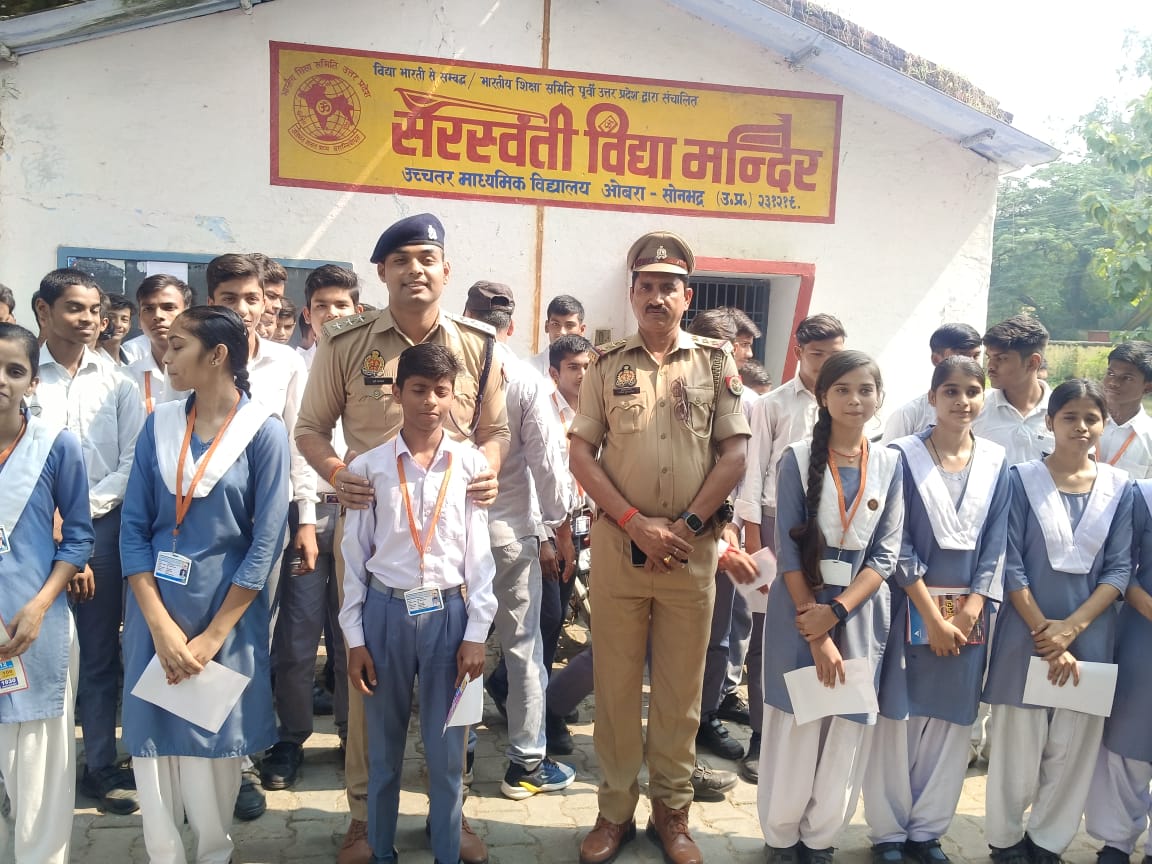 पुलिस की पाठशाला-ओबरा क्षेत्राधिकारी हर्ष पांडेय ने छात्रों को कानून के कार्यप्रणाली के बारे में दी जानकारी