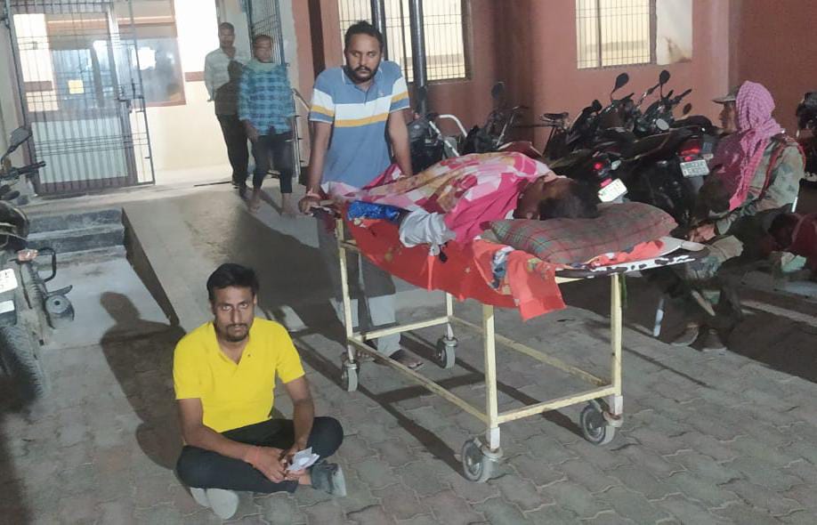 बीमार बेतिया का GMCH का सदर अस्पताल, लचर व्यवस्था* पर न्यूज एजेंसी पत्रकार डीके गुप्ता इस व्यवस्था को देखकर मुख्य द्वार पर जमीन पर बैठे