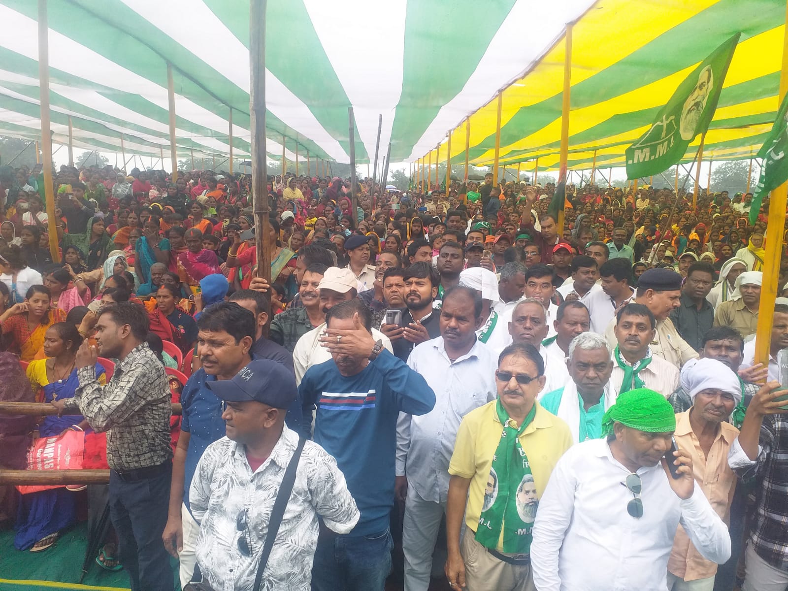 गोमिया विस क्षेत्र में योगेन्द्र महतो की नामांकन सभा में उमड़ी समर्थकों की भारी भीड़