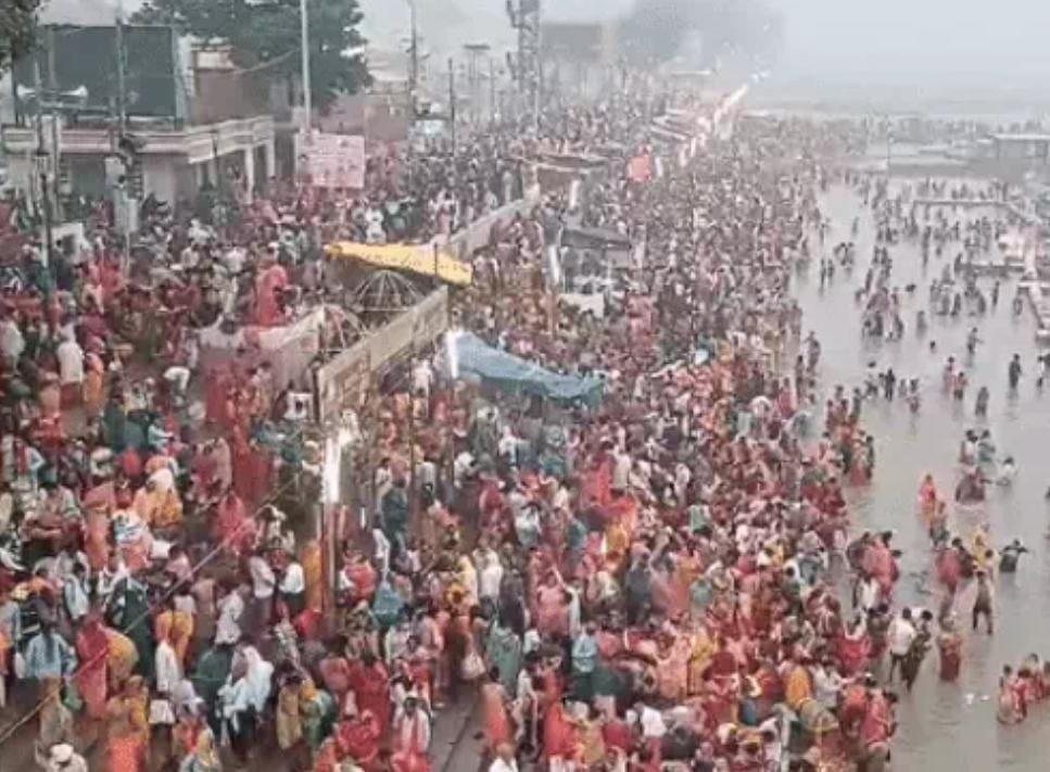 अयोध्या में कार्तिक पूर्णिमा स्नानः घने कोहरे में राम मंदिर छिपा, लाखों श्रद्धालुओं ने सरयू में लगाई डुबकी अयोध्या में कार्तिक पूर्णिमा स्नानः घने कोहरे में राम मंदिर छिपा, लाखों श्रद्धालुओं ने सरयू में लगाई डुबकी