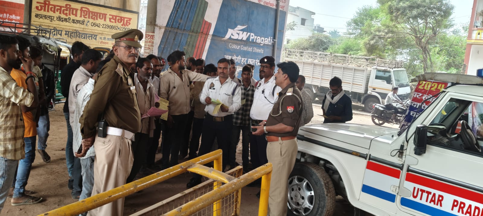 यातायात जागरुकता माह-यातायात नियमों के बारे में जानकारी देकर किया गया जागरुक यातायात जागरुकता माह-यातायात नियमों के बारे में जानकारी देकर किया गया जागरुक