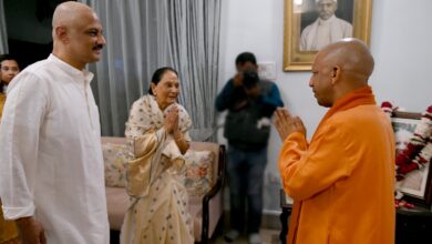 न्यायमूर्ति गिरिधर मालवीय के परिजनों से मिलने पहुंचे सीएम योगी, जताई संवेदना