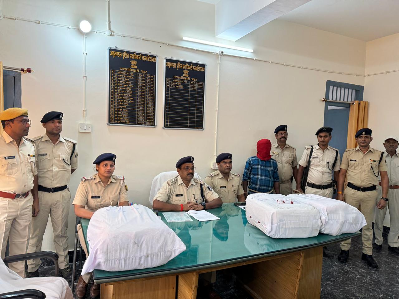 48 किलो गांजा के साथ तस्कर गिरफ्तार, बाईक जप्त।