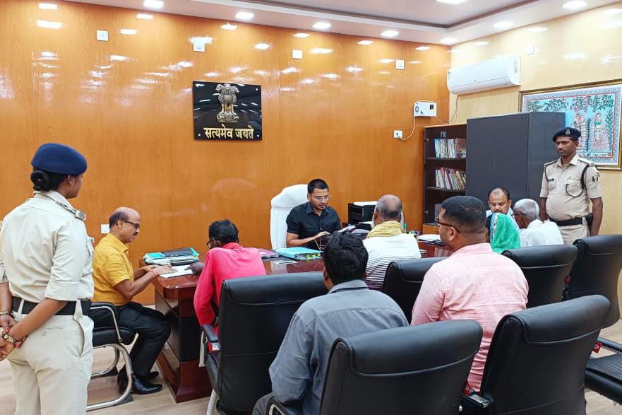 जिलाधिकारी के जनता दरबार में शिकायतों पर अधिकारियों को त्वरित निष्पादन का दिया निर्देश जिलाधिकारी के जनता दरबार में शिकायतों पर अधिकारियों को त्वरित निष्पादन का दिया निर्देश